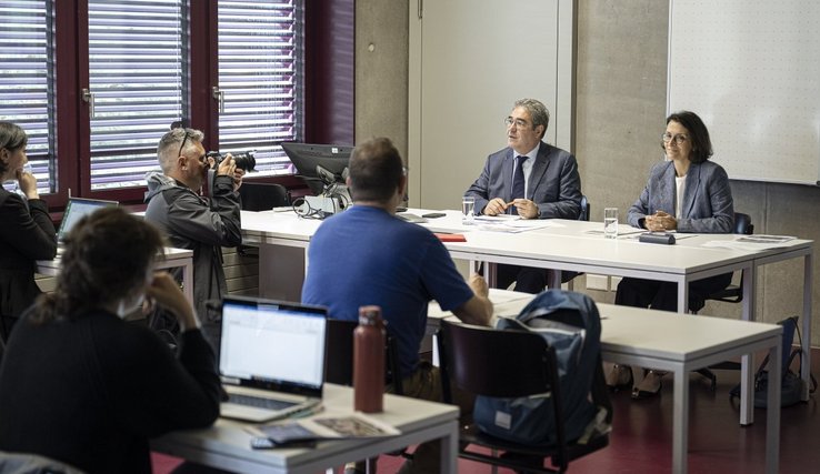 Marie Torres, responsable de l'Unité de promotion de la santé et de prévention en milieu scolaire, et Frédéric Borloz, conseiller d'Etat chargé de la formation