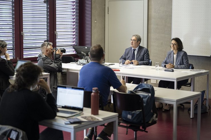 Marie Torres, responsable de l'Unité de promotion de la santé et de prévention en milieu scolaire, et Frédéric Borloz, conseiller d'Etat chargé de la formation