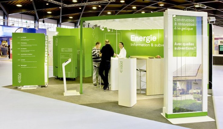 Quelques personnes sur le stand aux couleurs verte et blanche, dressé dans la halle de Beaulieu-Lausanne.