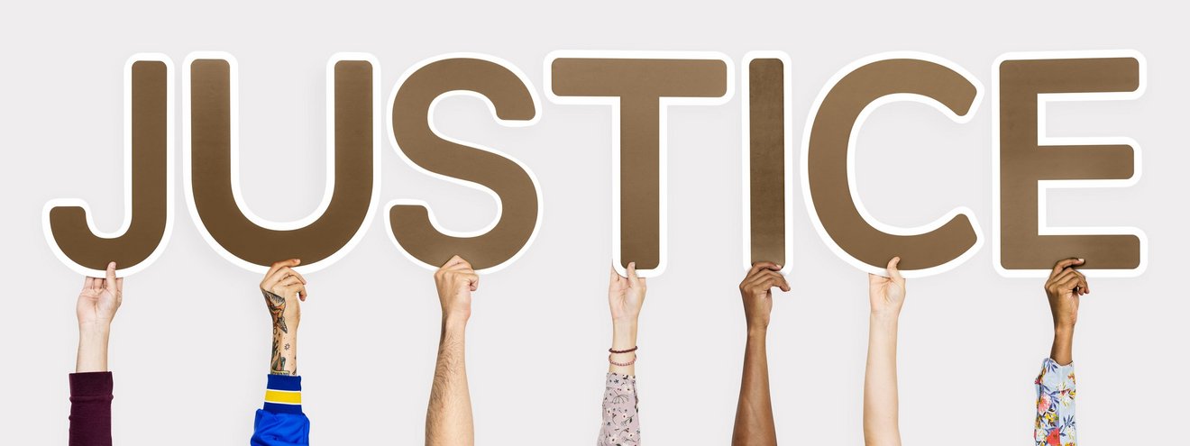 Lettres du mot justice soutenues par des mains