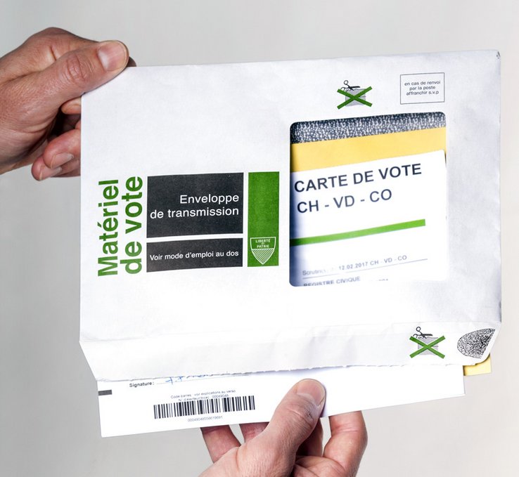 Insertion du matériel de vote dans l'enveloppe.