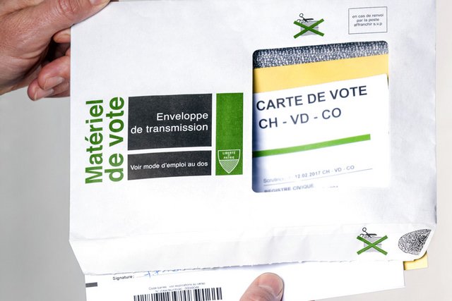 Insertion du matériel de vote dans l'enveloppe.