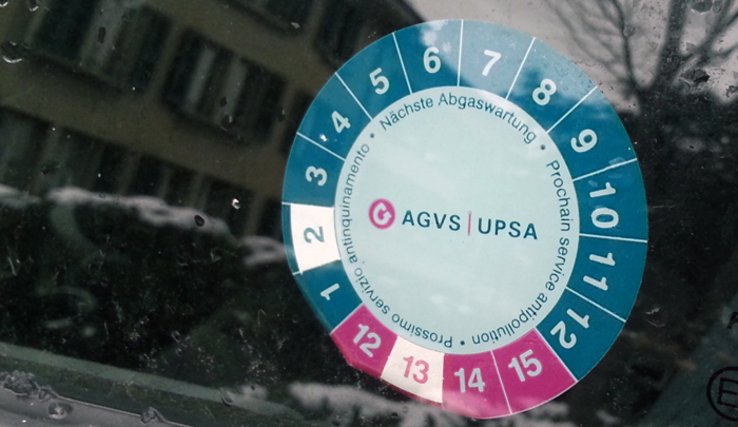 sur la lunette arrière de voiture, vignette du contrôle antipollution