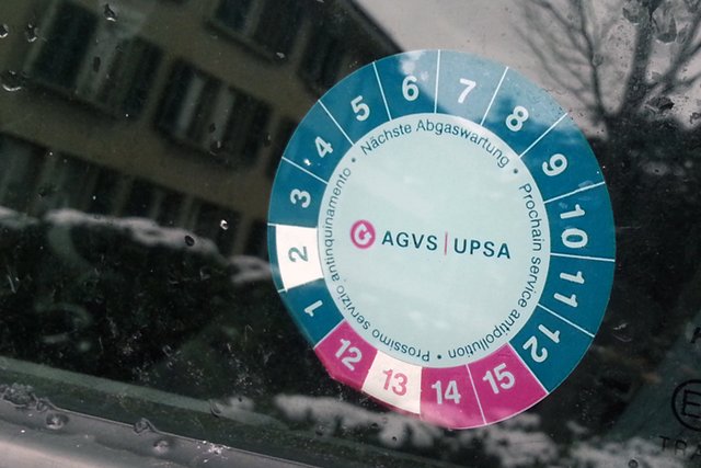 sur la lunette arrière de voiture, vignette du contrôle antipollution