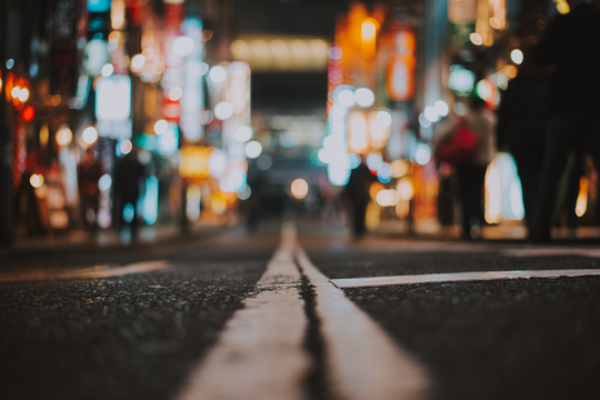 Image floue d'une rue la nuit.