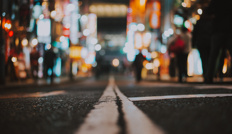 Image floue d'une rue la nuit.