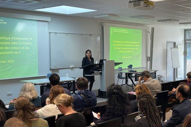 Amina Benkais-Benbrahim, Déléguée à l’intégration, prenant la parole lors de l’évènement de février 2023 « Développer la politique d’intégration et de prévention du racisme dans le Canton de Vaud : la place des acteurs et des actrices associatifs-ves ».