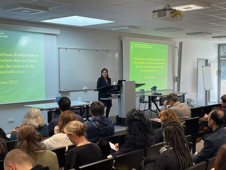 Amina Benkais-Benbrahim, Déléguée à l’intégration, prenant la parole lors de l’évènement de février 2023 « Développer la politique d’intégration et de prévention du racisme dans le Canton de Vaud : la place des acteurs et des actrices associatifs-ves ».