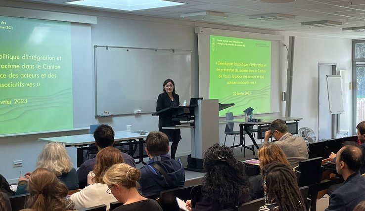 Amina Benkais-Benbrahim, Déléguée à l’intégration, prenant la parole lors de l’évènement de février 2023 « Développer la politique d’intégration et de prévention du racisme dans le Canton de Vaud : la place des acteurs et des actrices associatifs-ves ».