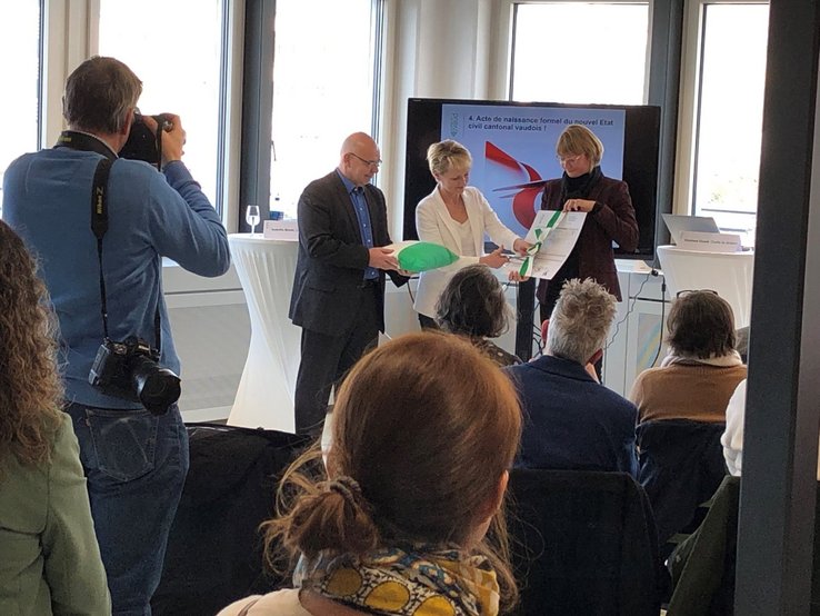 Photo d'Isabelle Moret qui inaugure les locaux de l'Etat civil