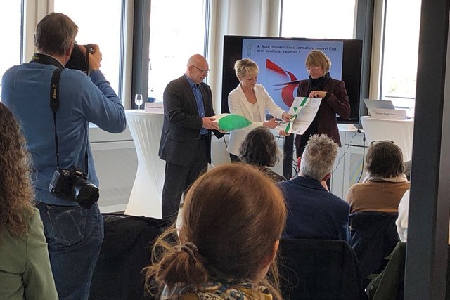 Photo d'Isabelle Moret qui inaugure les locaux de l'Etat civil