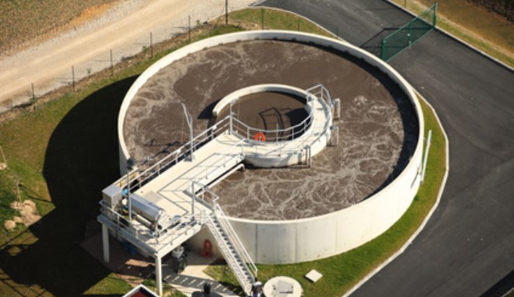 vue aérienne d'un bassin de décantation d'une station d'épuration