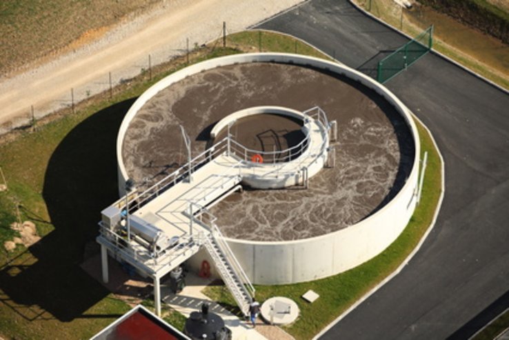 vue aérienne d'un bassin de décantation d'une station d'épuration