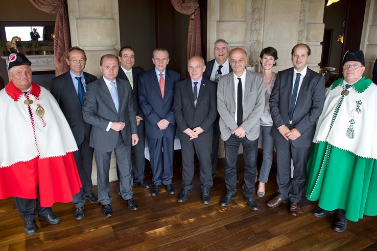 Jacques Rogge pose entouré de Ueli Maurer, Président de la Confédération et des représentants du Canton de Vaud de la Municipalité de Lausanne.