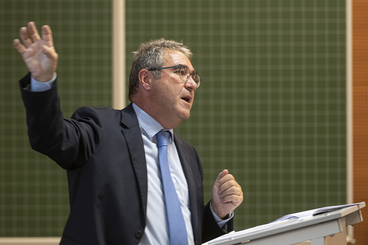 Le chef de département en conférence de presse.
