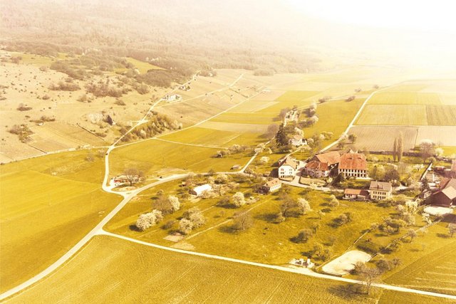 Vue aérienne du village d'Onnens révélé.