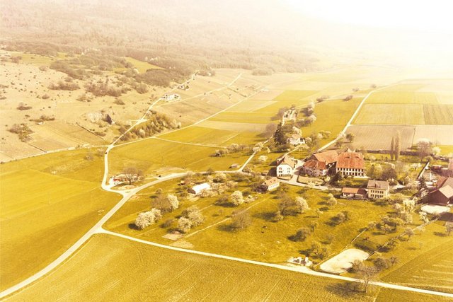 Vue aérienne du village d'Onnens révélé.