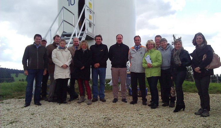 Le Conseil d'Etat au pied d'une éolienne, avec le portillon d'accès ouvert.