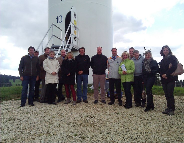 Le Conseil d'Etat au pied d'une éolienne, avec le portillon d'accès ouvert.