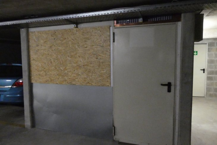 Cette place a été fermée et aménagée en dépôt/cave
