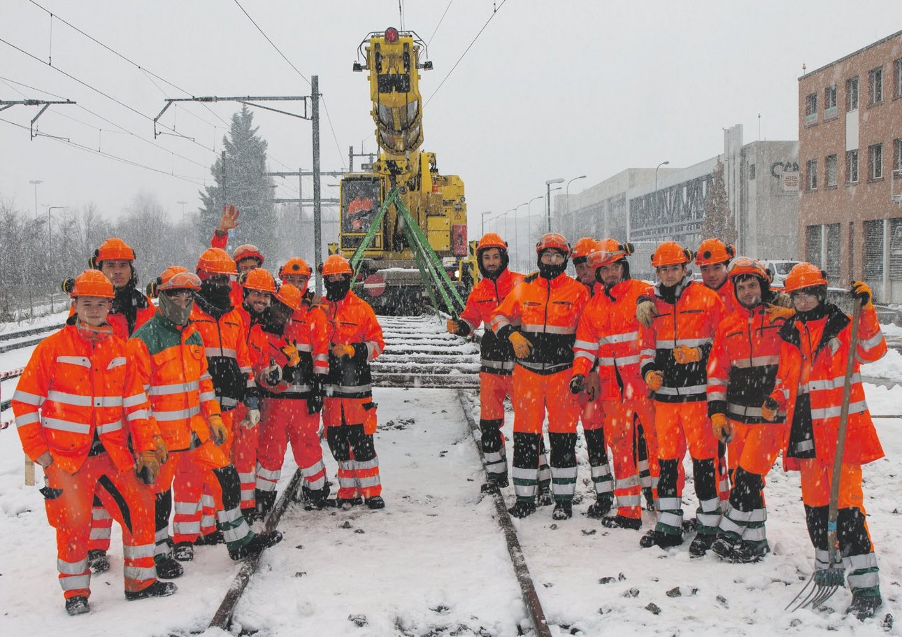 Photo de constructeurs de voies ferrées sur un chantier