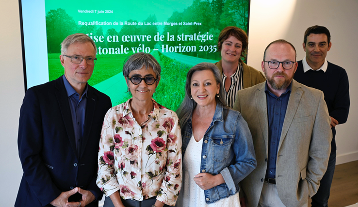Les personnages posent à l'issue de la conférence de presse