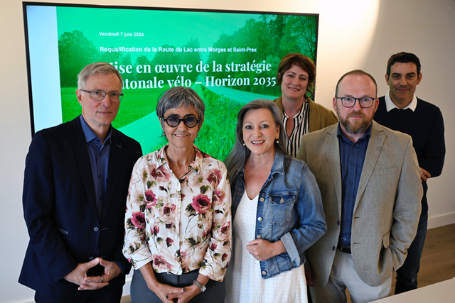 Les personnages posent à l'issue de la conférence de presse