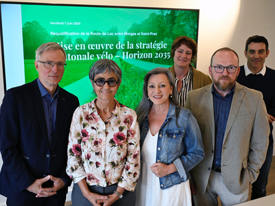Les personnages posent à l'issue de la conférence de presse