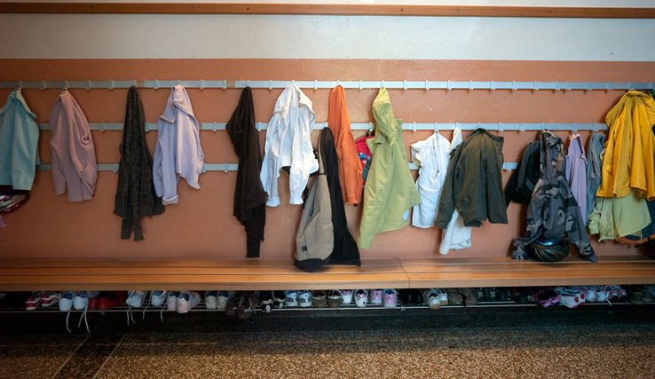 Vestiaire d'école avec vêtements et chaussures. Photo: Yves Leresche