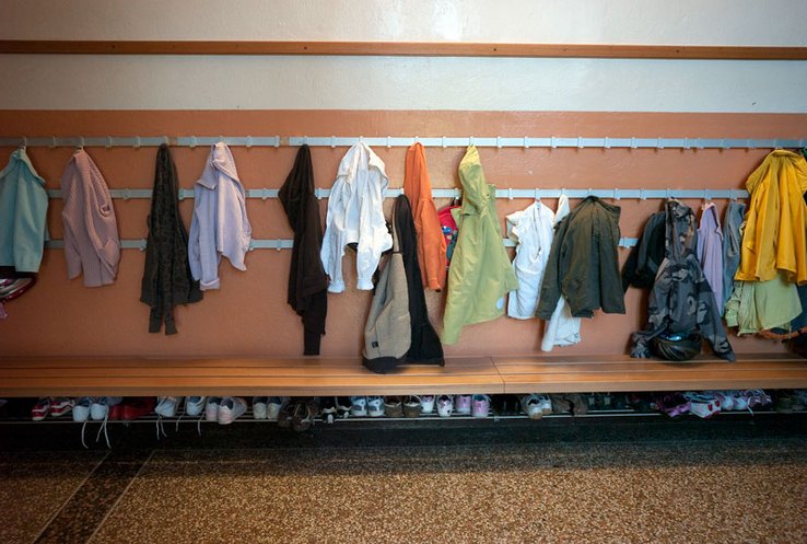 Vestiaire d'école avec vêtements et chaussures. Photo: Yves Leresche
