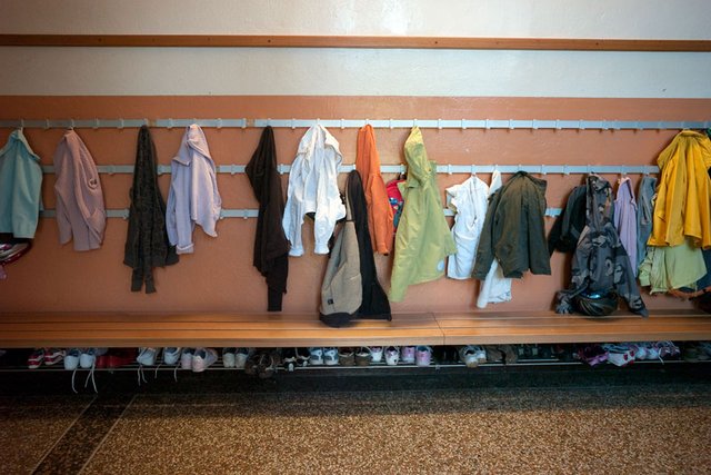 Vestiaire d'école avec vêtements et chaussures. Photo: Yves Leresche