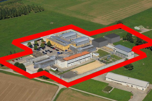 prison de la croisée (vue aérienne) avec tracé de la future deuxième enceinte