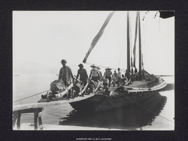 Déchargement de « La Reine Berthe » à Ouchy, vers 1920