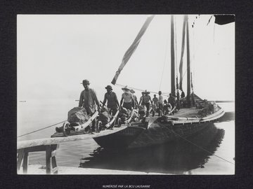Déchargement de « La Reine Berthe » à Ouchy, vers 1920