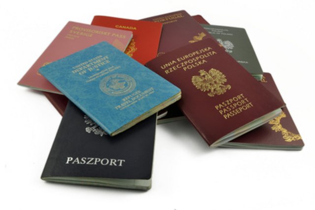 Image d'illustration: passeports de différents pays étalés
