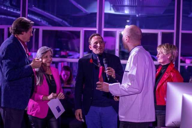 Photographie des conseillères d'Etat Nuria Gorrite et Isabelle Moret remettant le premier prix du QART Innovation Challenge à Nicolas Hesslein, fondateur et directeur artistique de Lumen Créations