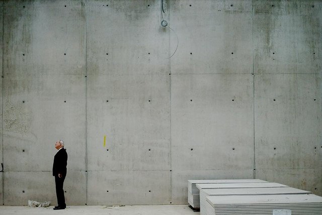 Robert Wilson en repérage sur le site de PLATEFORME 10 © Benoît Peverelli