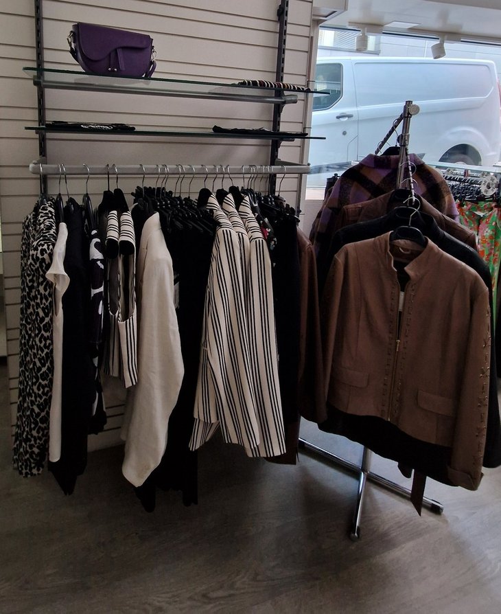 Plusieurs hauts pour femme et un sac à main