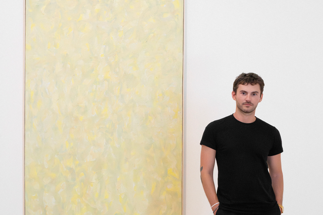 Photographie de Pierre-Henri Foulon, conservateur pour l’art contemporain au MCBA, devant la toile "Mémoire", de Beauford Delaney. Photo Etienne Malapert