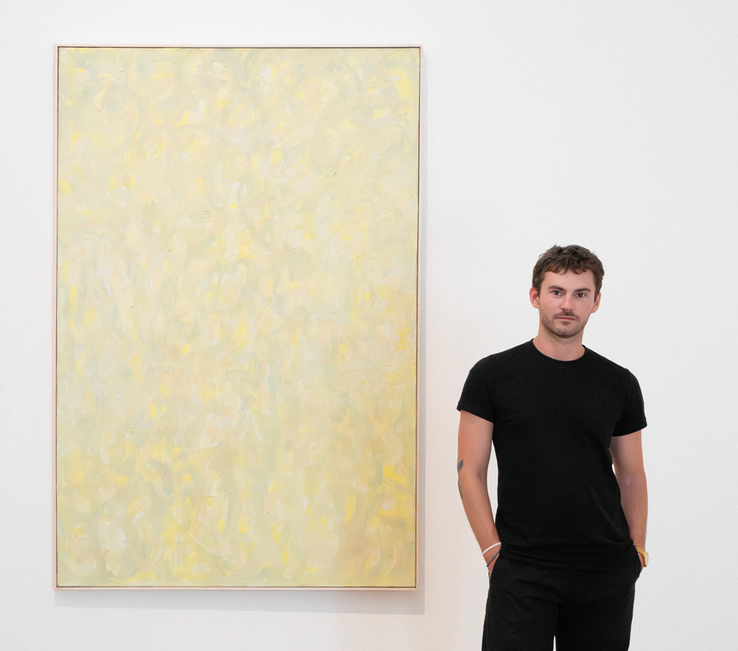 Photographie de Pierre-Henri Foulon, conservateur pour l’art contemporain au MCBA, devant la toile "Mémoire", de Beauford Delaney. Photo Etienne Malapert