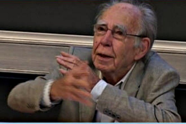 Le professeur Robert Castel, mains jointes.