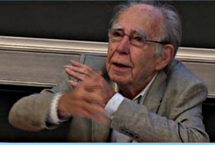 Le professeur Robert Castel, mains jointes.