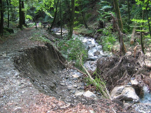 Erosion des berges consecutives à une crue sur le Torrent d'Yvorne