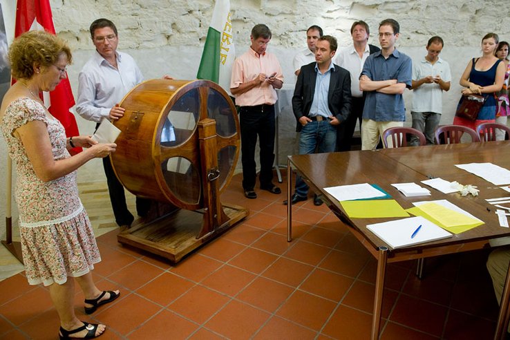 Eric Golaz, chef du Service des communes et des relations institutionnelles, procède au tirage au sort à l'aide de la machine rotative qui brasse les listes.