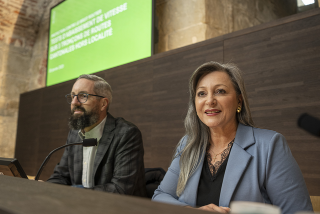 La conseillère d'Etat Nuria Gorrite a présenté ces mesures en compagnie de Laurent Tribolet, chef de la division entretien (Direction générale de la mobilité et des routes). Les deux personnes durant la conférence de presse, au château cantonal, à Lausanne.