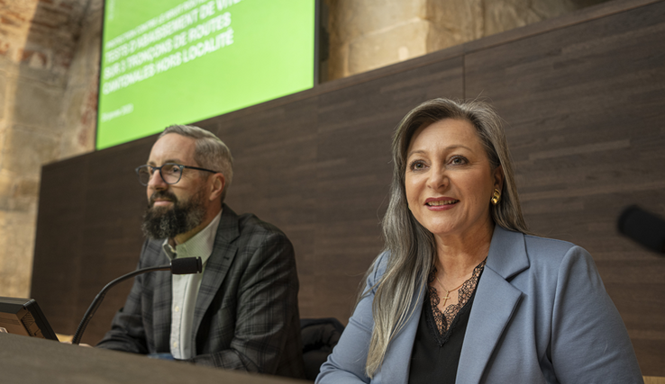 La conseillère d'Etat Nuria Gorrite a présenté ces mesures en compagnie de Laurent Tribolet, chef de la division entretien (Direction générale de la mobilité et des routes). Les deux personnes durant la conférence de presse, au château cantonal, à Lausanne.