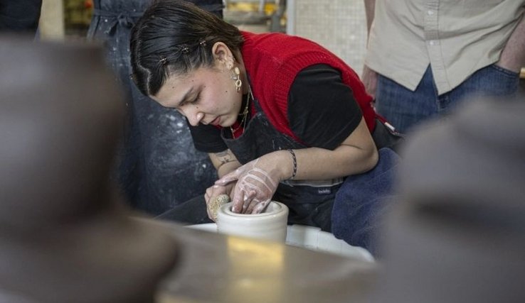 Image d'une apprentie de la filière céramique en plein tournage au Centre d'enseignement professionnel de Vevey. Photo : ARC/Sieber