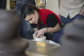 Image d'une apprentie de la filière céramique en plein tournage au Centre d'enseignement professionnel de Vevey. Photo : ARC/Sieber