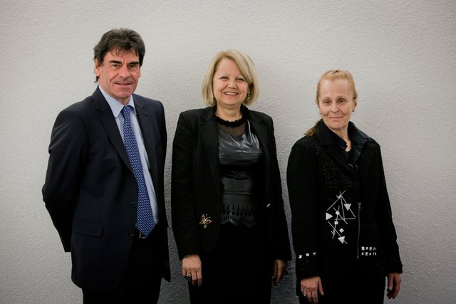 Les trois personnages posent.
