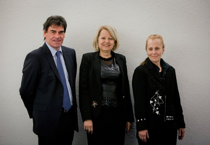 Les trois personnages posent.